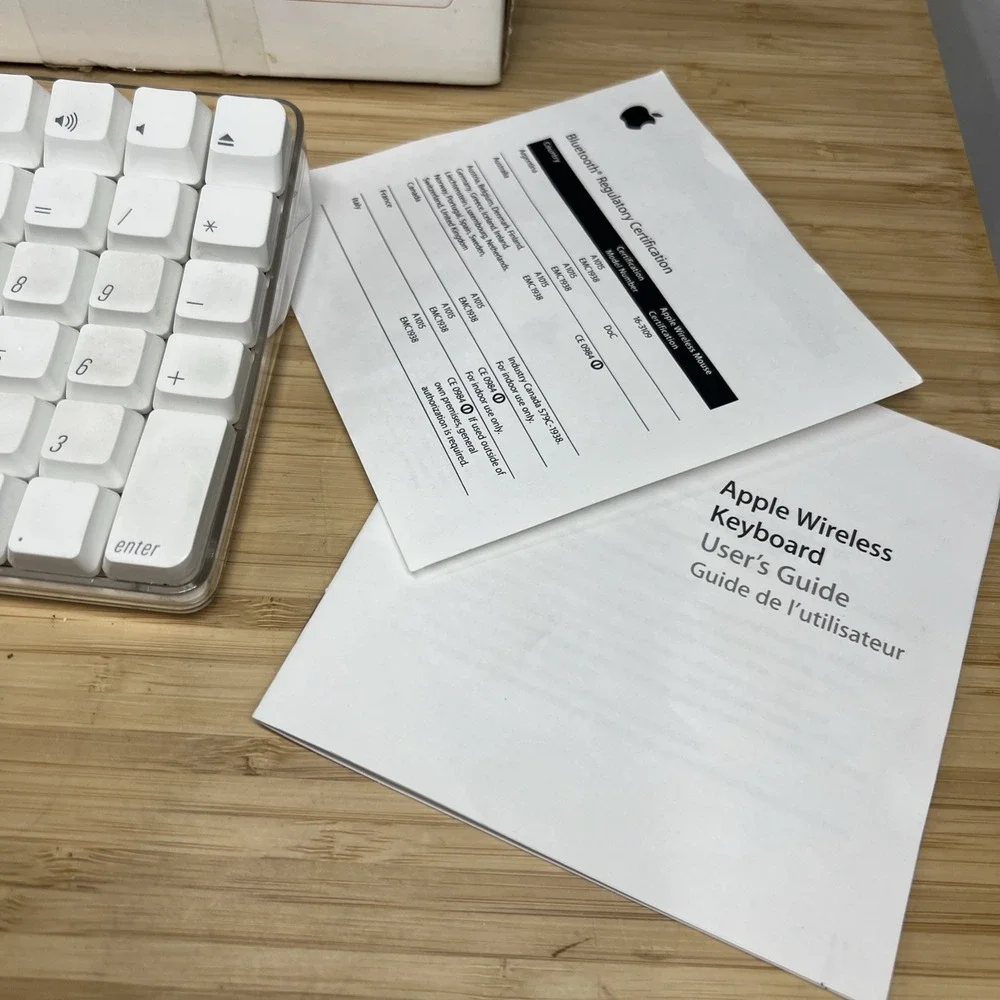 Apple A1016 Wireless Bluetooth Keyboard White w/ Original Box Manual EMC 1937